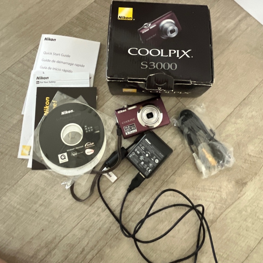 Nikon COOLPIX S3000 Digital Camera - lens won’t close but still works!